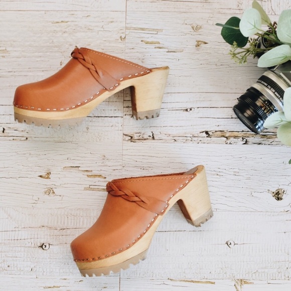mia elsa clog